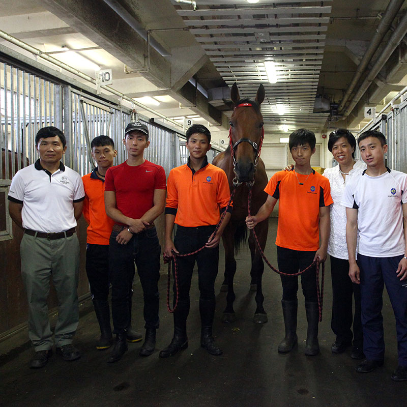 劉同安（左）見證見習騎師學校培養一代代優秀的本地騎師，非常自豪。