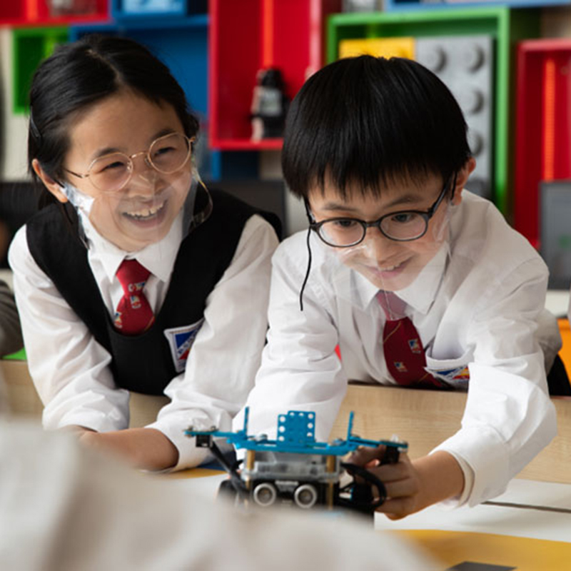 英皇書院同學會小學第二校的楊日昇小朋友（中）說，他很喜歡參與CoolThink計畫，和同學們一起合作，以編程技巧，解決各種難題。