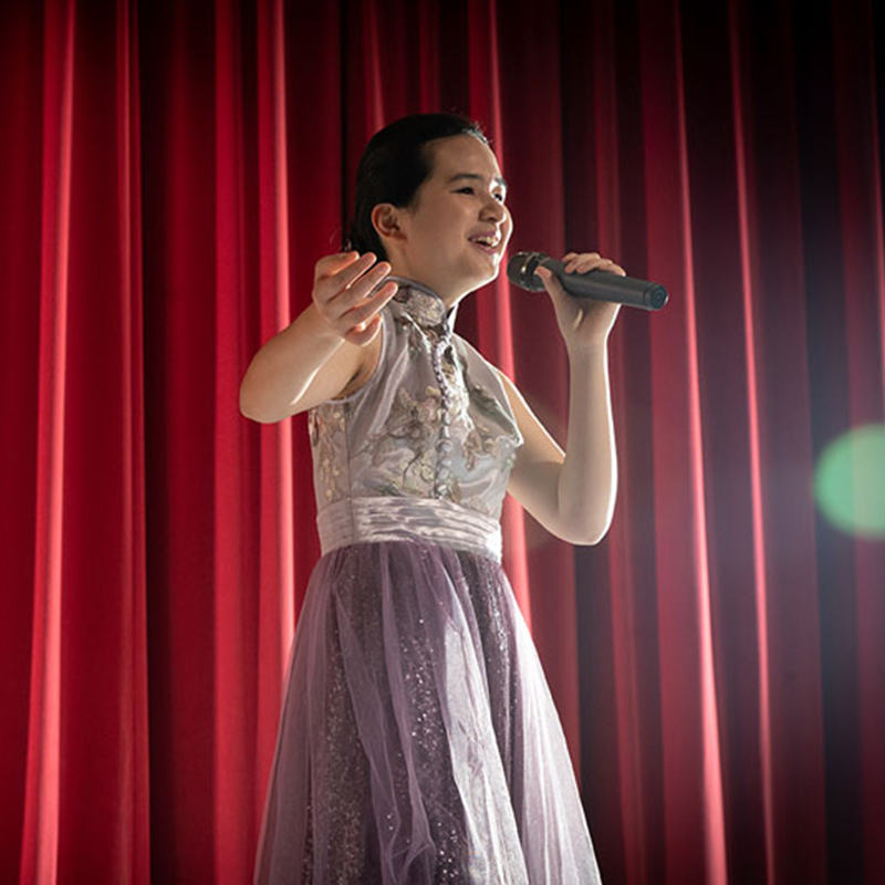 香港女高音歌唱家蕭凱恩在賽馬會獎學金資助下，放膽追夢。