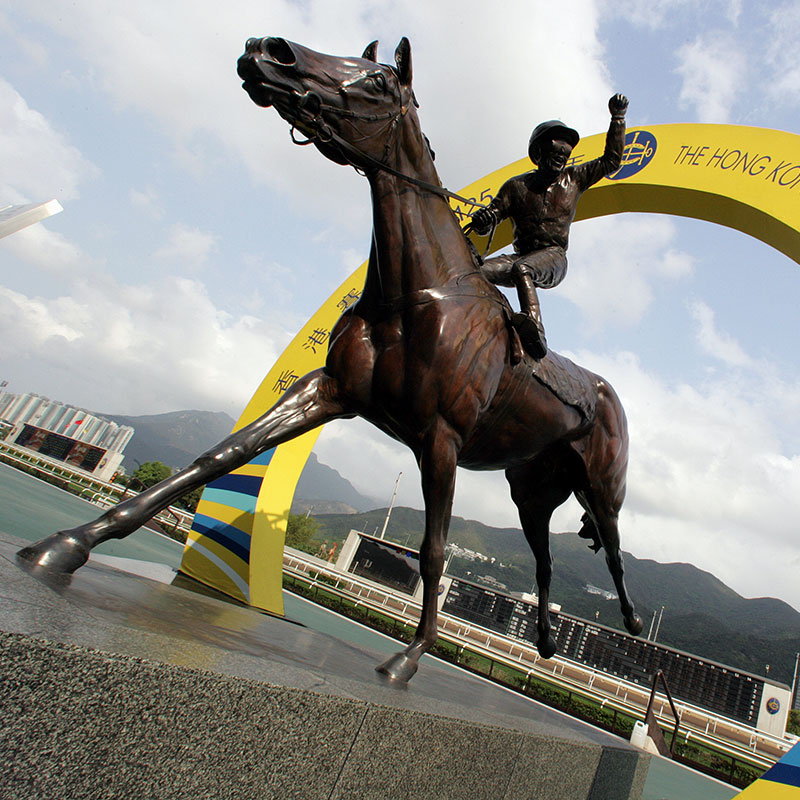 馬會於2009年在沙田馬場為「精英大師」豎立銅像。